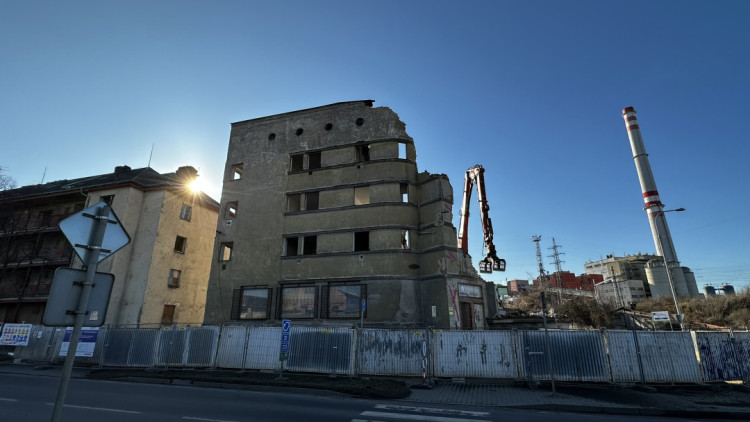FOTOGALERIE: Konec nechvalně známého komplexu domů v Jateční ulici