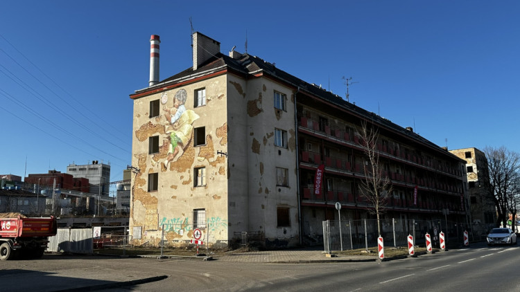 FOTOGALERIE: Konec nechvalně známého komplexu domů v Jateční ulici