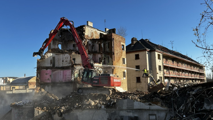 FOTOGALERIE: Konec nechvalně známého komplexu domů v Jateční ulici