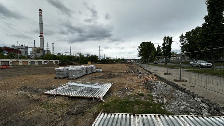 FOTOGALERIE: Konec nechvalně známého komplexu domů v Jateční ulici