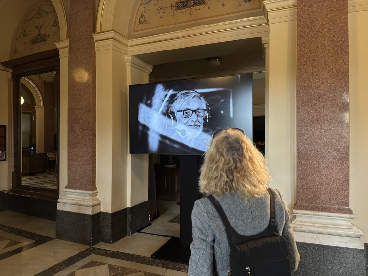 FOTOGALERIE: Na poslední rozloučení s Bartoškou se v Rudolfinu stála fronta