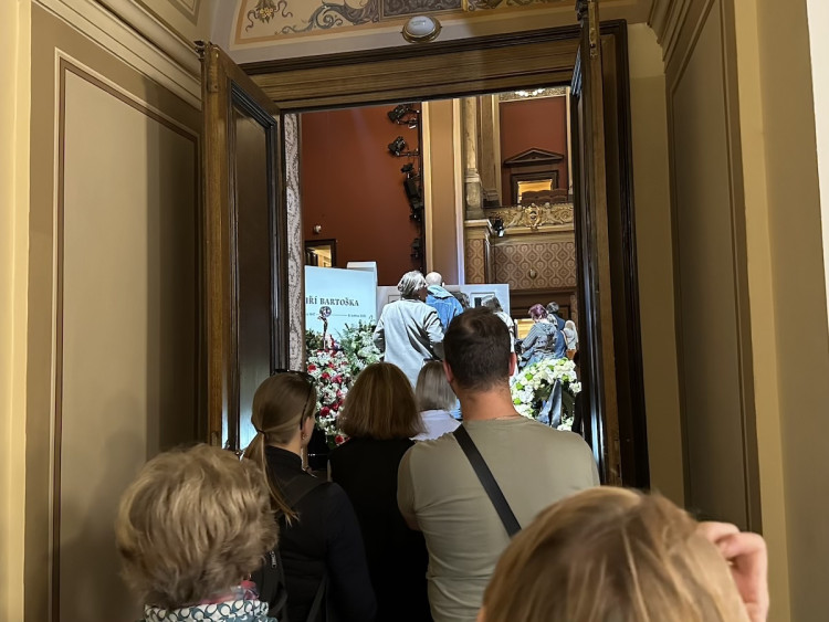 FOTOGALERIE: Na poslední rozloučení s Bartoškou se v Rudolfinu stála fronta