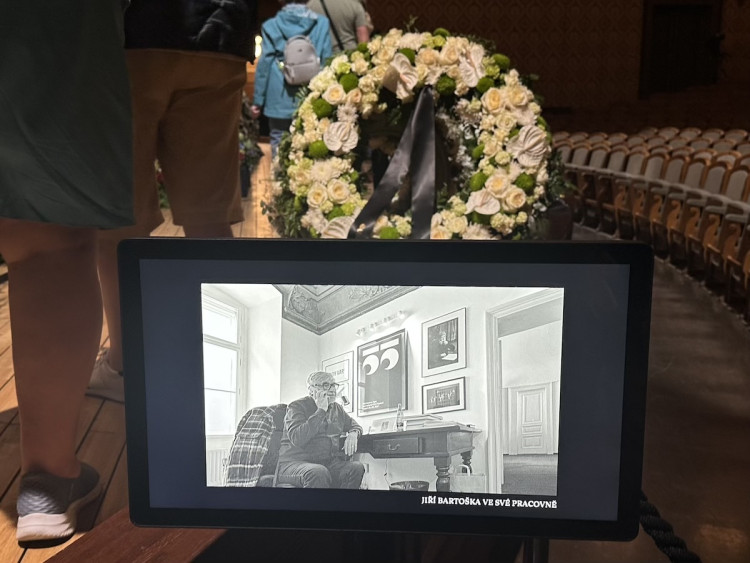 FOTOGALERIE: Na poslední rozloučení s Bartoškou se v Rudolfinu stála fronta