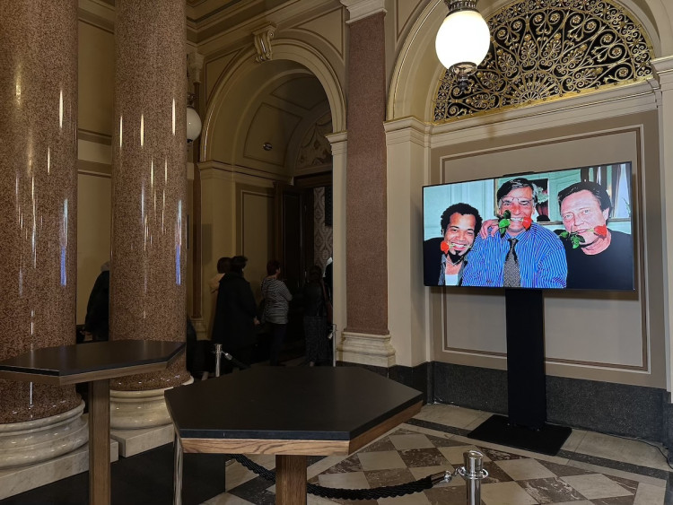 FOTOGALERIE: Na poslední rozloučení s Bartoškou se v Rudolfinu stála fronta