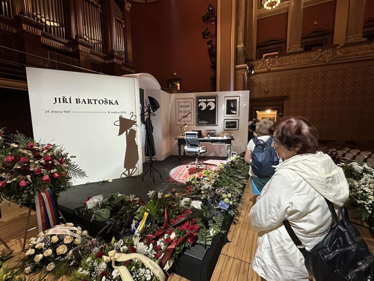 FOTOGALERIE: Na poslední rozloučení s Bartoškou se v Rudolfinu stála fronta