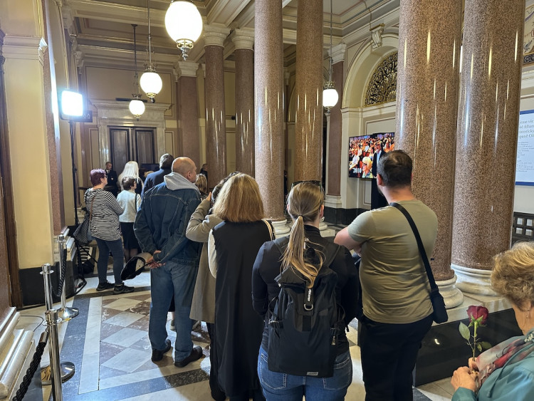FOTOGALERIE: Na poslední rozloučení s Bartoškou se v Rudolfinu stála fronta