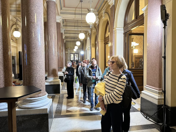 FOTOGALERIE: Na poslední rozloučení s Bartoškou se v Rudolfinu stála fronta