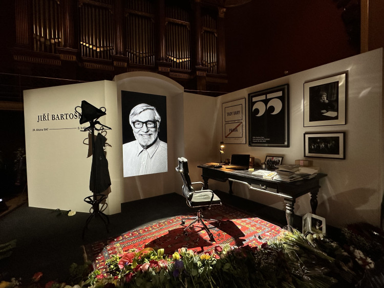 FOTOGALERIE: Na poslední rozloučení s Bartoškou se v Rudolfinu stála fronta