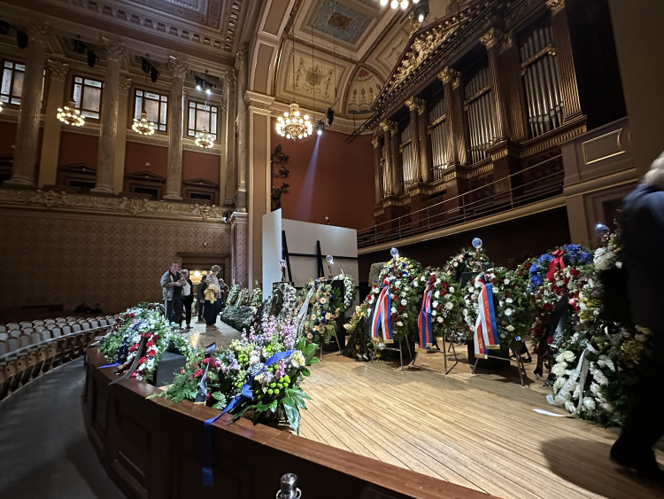 FOTOGALERIE: Na poslední rozloučení s Bartoškou se v Rudolfinu stála fronta