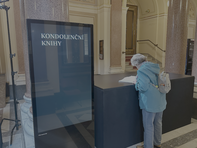 FOTOGALERIE: Na poslední rozloučení s Bartoškou se v Rudolfinu stála fronta