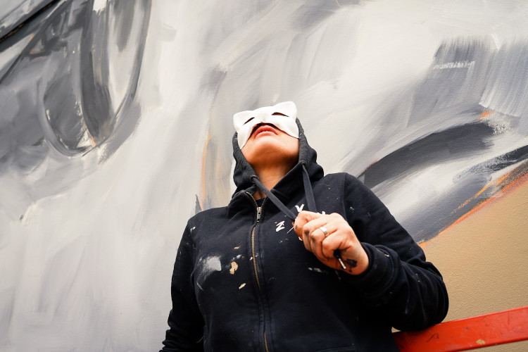 FOTOGALERIE: V Holešovicích vzniká nový mural, připomene Miladu Horákovou