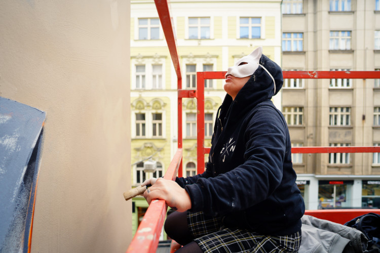 FOTOGALERIE: V Holešovicích vzniká nový mural, připomene Miladu Horákovou