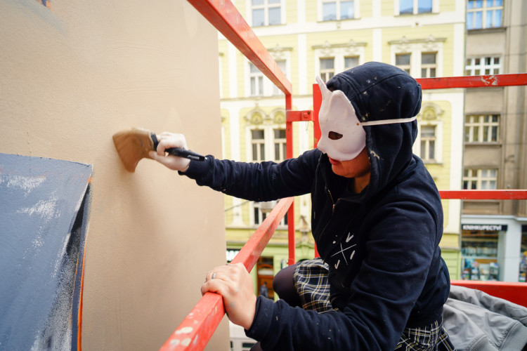 FOTOGALERIE: V Holešovicích vzniká nový mural, připomene Miladu Horákovou
