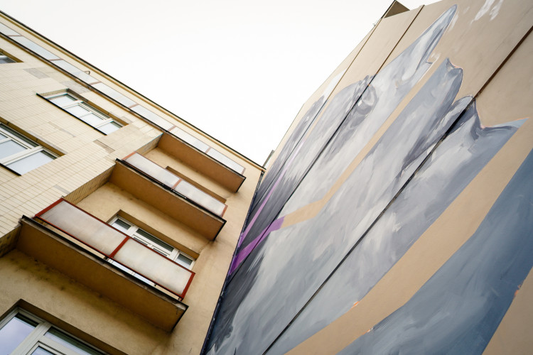 FOTOGALERIE: V Holešovicích vzniká nový mural, připomene Miladu Horákovou