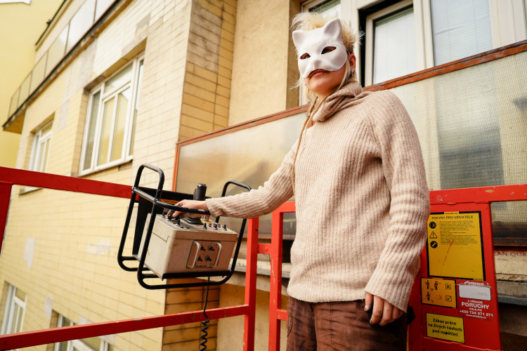 FOTOGALERIE: V Holešovicích vzniká nový mural, připomene Miladu Horákovou