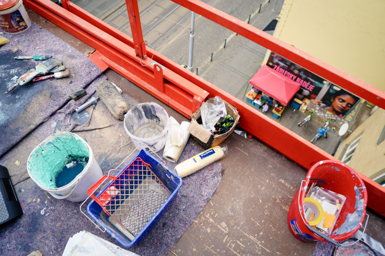 FOTOGALERIE: V Holešovicích vzniká nový mural, připomene Miladu Horákovou