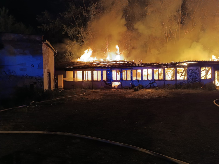 Plameny zachvátily brloh bezdomovců, záchranáři ošetřili 10 lidí