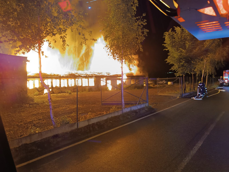 Plameny zachvátily brloh bezdomovců, záchranáři ošetřili 10 lidí