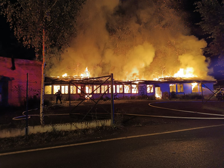 Plameny zachvátily brloh bezdomovců, záchranáři ošetřili 10 lidí