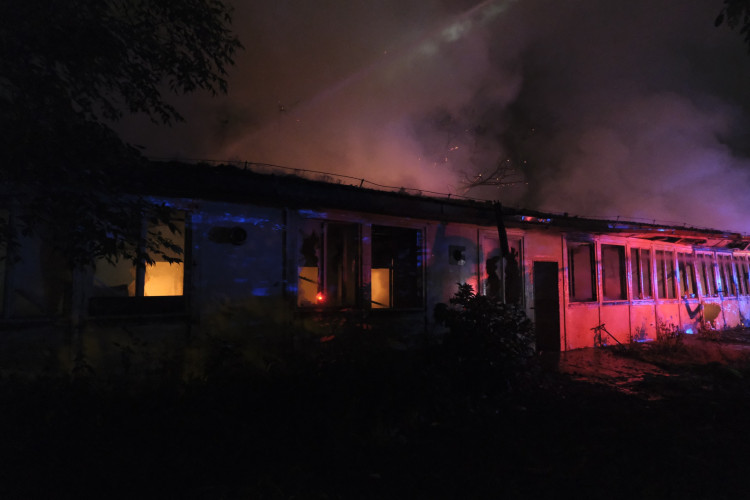 Plameny zachvátily brloh bezdomovců, záchranáři ošetřili 10 lidí