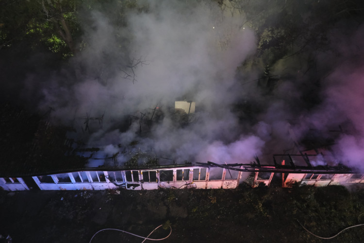 Plameny zachvátily brloh bezdomovců, záchranáři ošetřili 10 lidí