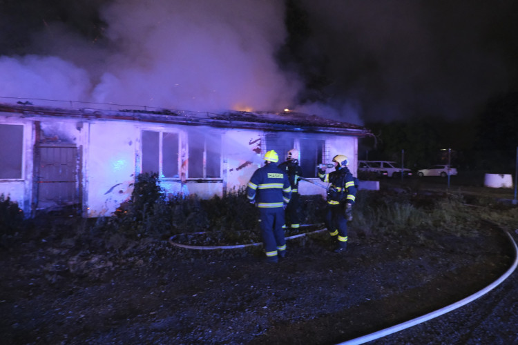 Plameny zachvátily brloh bezdomovců, záchranáři ošetřili 10 lidí