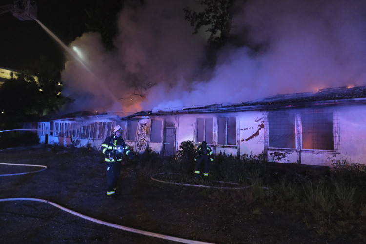 Plameny zachvátily brloh bezdomovců, záchranáři ošetřili 10 lidí