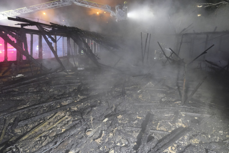 Plameny zachvátily brloh bezdomovců, záchranáři ošetřili 10 lidí