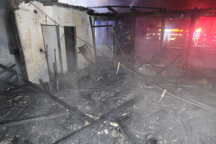 Plameny zachvátily brloh bezdomovců, záchranáři ošetřili 10 lidí