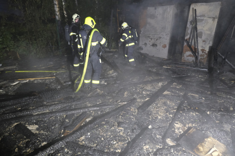 Plameny zachvátily brloh bezdomovců, záchranáři ošetřili 10 lidí