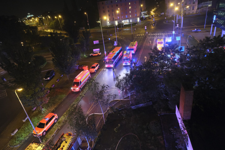 Plameny zachvátily brloh bezdomovců, záchranáři ošetřili 10 lidí