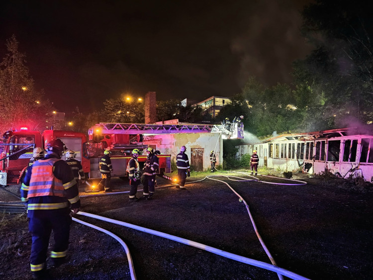 Plameny zachvátily brloh bezdomovců, záchranáři ošetřili 10 lidí
