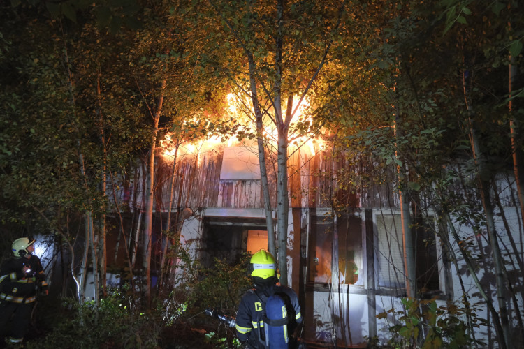 Plameny zachvátily brloh bezdomovců, záchranáři ošetřili 10 lidí