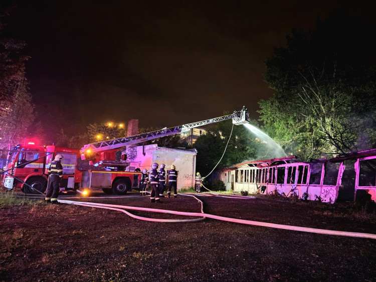 Plameny zachvátily brloh bezdomovců, záchranáři ošetřili 10 lidí