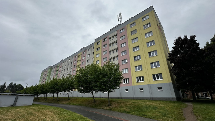 FOTOGALERIE: Zelená střecha na paneláku v Plzni