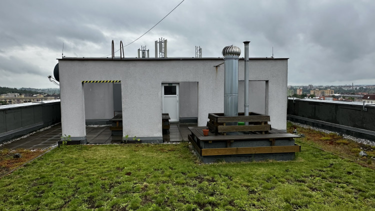 FOTOGALERIE: Zelená střecha na paneláku v Plzni