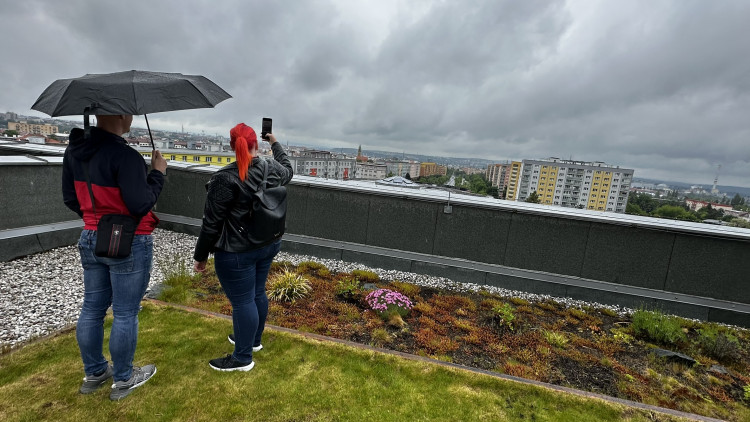 FOTOGALERIE: Zelená střecha na paneláku v Plzni