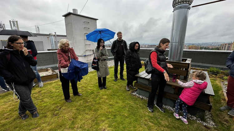 FOTOGALERIE: Zelená střecha na paneláku v Plzni
