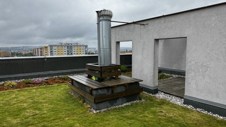 FOTOGALERIE: Zelená střecha na paneláku v Plzni