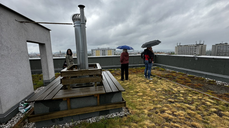 FOTOGALERIE: Zelená střecha na paneláku v Plzni