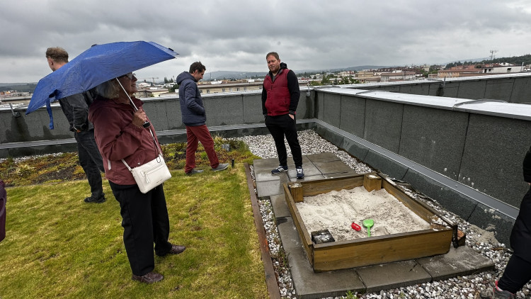 FOTOGALERIE: Zelená střecha na paneláku v Plzni