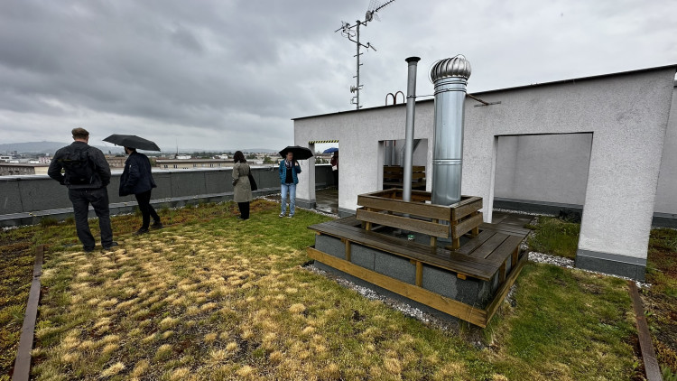 FOTOGALERIE: Zelená střecha na paneláku v Plzni