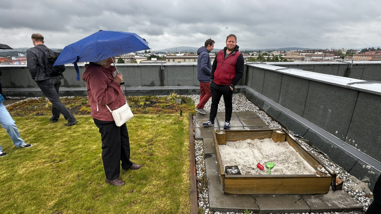 FOTOGALERIE: Zelená střecha na paneláku v Plzni