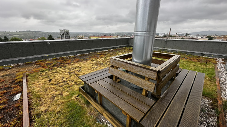 FOTOGALERIE: Zelená střecha na paneláku v Plzni