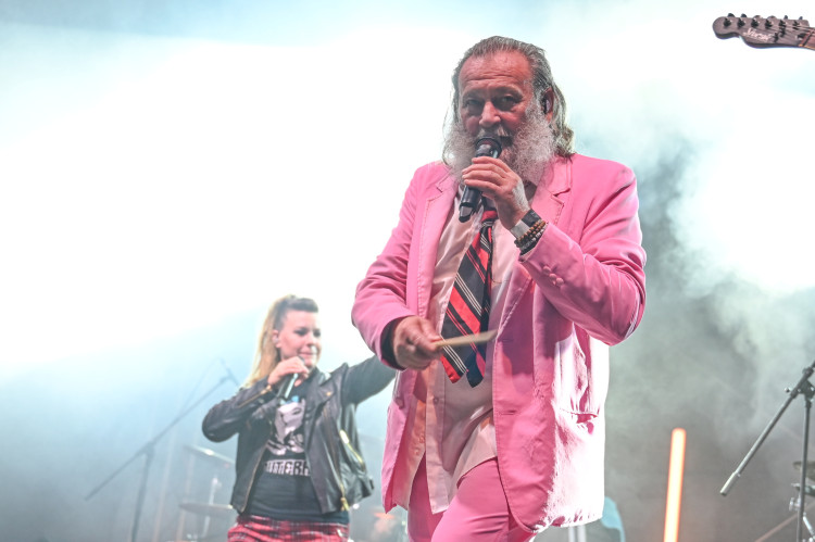 FOTOGALERIE: Sorfest přilákal fanoušky rocku na Slezskoostravský hrad. Hrálo se ze tří pódií