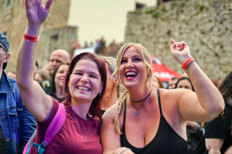 FOTOGALERIE: Sorfest přilákal fanoušky rocku na Slezskoostravský hrad. Hrálo se ze tří pódií