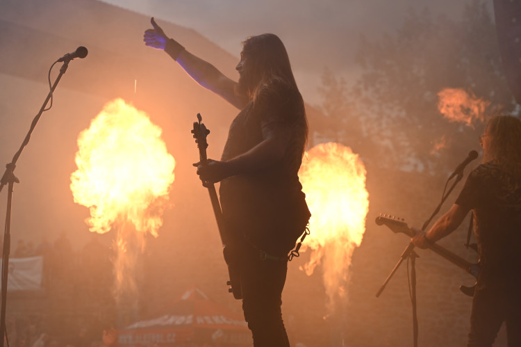 FOTOGALERIE: Sorfest přilákal fanoušky rocku na Slezskoostravský hrad. Hrálo se ze tří pódií