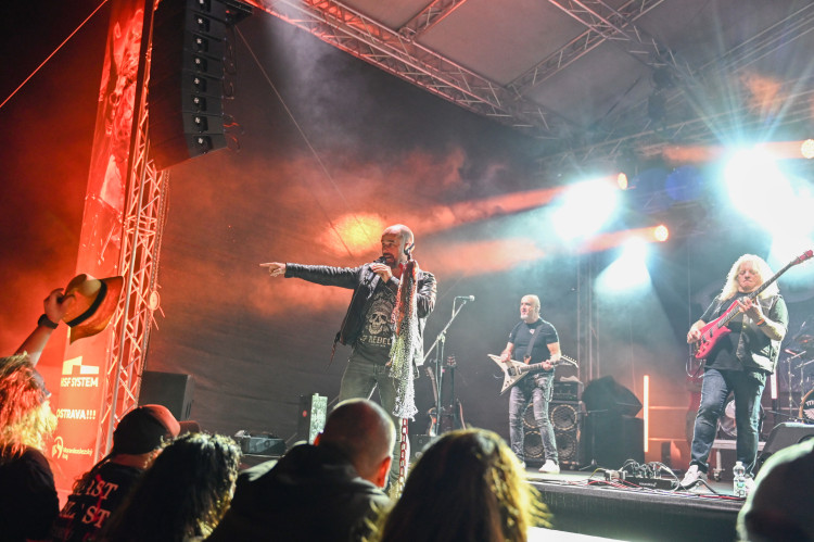 FOTOGALERIE: Sorfest přilákal fanoušky rocku na Slezskoostravský hrad. Hrálo se ze tří pódií