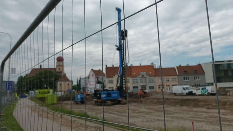 FOTOGALERIE: Stavba kritizovaného parkovacího domu v Prostějově vyvolala uzavírky