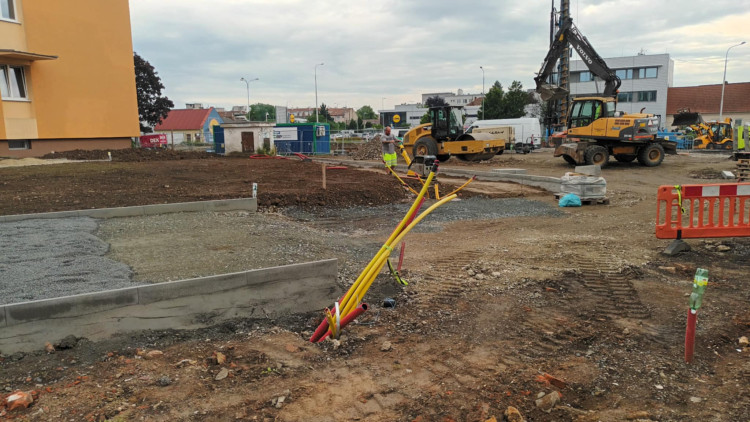 FOTOGALERIE: Stavba kritizovaného parkovacího domu v Prostějově vyvolala uzavírky